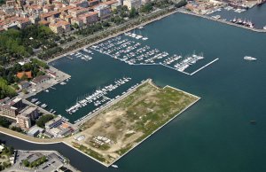 60 x 13 Metro Amarração Port Mirabello Porto de Recreio, La Spezia Para Venda