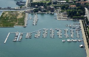 60 x 13 Metro Amarração Port Mirabello Porto de Recreio, La Spezia Para Venda