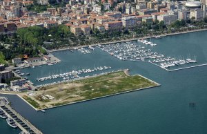 60 x 13 Metro Amarração Port Mirabello Porto de Recreio, La Spezia Para Venda