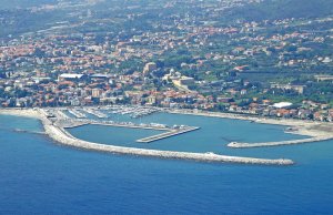 8 x 3 Metro Amarração Porto de Recreio Di Loano Para Venda