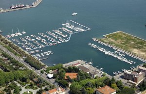 40 x 9 Metro Amarração Port Mirabello Porto de Recreio, La Spezia Para Venda